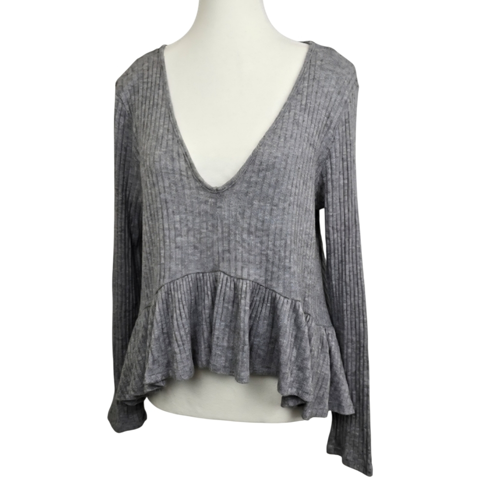 Altar’d State Gray V-Neck Ribbed Peplum Hem High-Low Sweater Size M Feminine